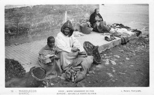 US17 Africa Morocco maure bread market typical scene ethnic costume traditions