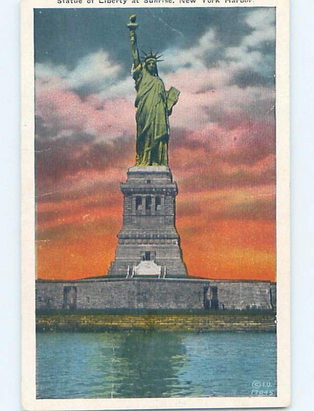 W-Border STATUE OF LIBERTY AT SUNSET New York City NY F2763