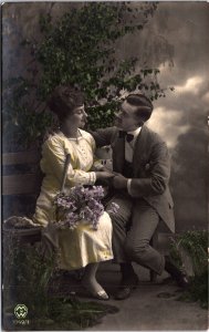 Victorian Romantic Couple Vintage RPPC C008