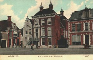 Netherlands Workum Markt Plein met Stadhuis Vintage Postcard 03.79