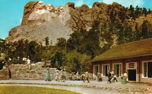 Vintage Postcard MT Rushmore National Memorial & Museum Black Hills South Dakota