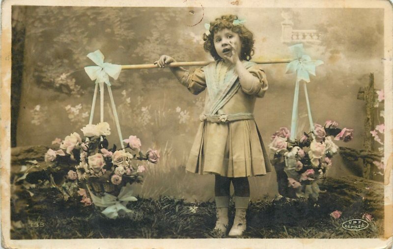Fashion Postkarte Elegant little girl vintage dress selling flowers
