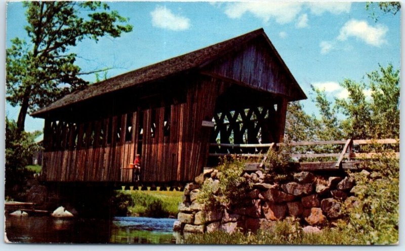 Postcard - Picturesque covered bridge, Dartmouth-Lake Sunapee - New Hampshire 