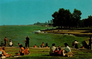 Illinois Chicago Linciln Park With Chicago Skyline In Background