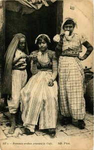 CPA AK ND 237 Femmes arabes prenant le Café ALGERIE (824418)