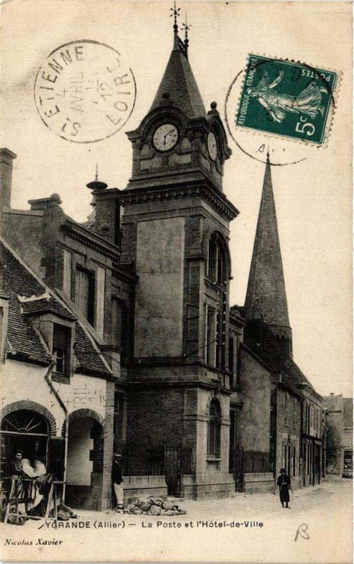 CPA Ygrande La Poste et l'Hotel de Ville (683022)