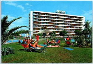 Sun baths on the garden - Conjunto Residencial La Colina - Torremolinos, Spain