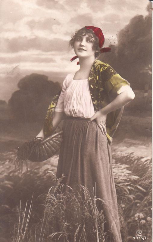 HUNGARY TINTED POSTCARD CHARMING WOMAN HARVESTING