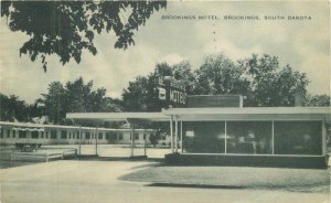 South Dakota Brookings Motel Postcard roadside Artvue 22-8522