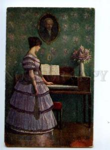 176014 Lady near PIANO by TALLER Vintage SALON PC