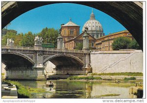 Italy Roma Rome Uno scorcio della cupola di San Pietro dal Tevere