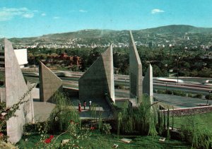 VINTAGE CONTINENTAL SIZE POSTCARD MEMORIAL AT BOCAYA AVENUE CARACAS VENEZUELA