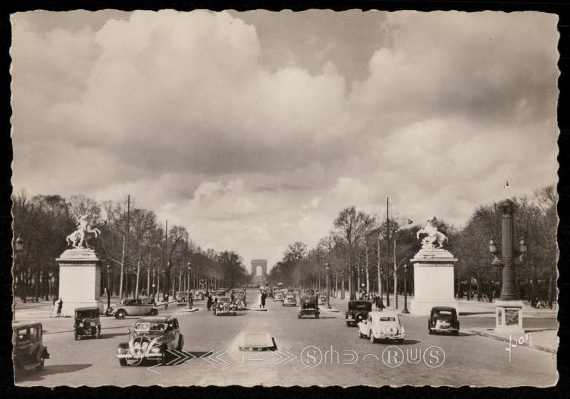 Avenue des Champs-Elysees et Arc de Triomphe de l'Etoile