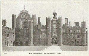 Middlesex Postcard - First Green Court - Hampton Court Palace   ZZ739