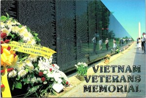 VINTAGE CONTINENTAL SIZE POSTCARD VIETNAM WALL VETERANS MEMORIAL