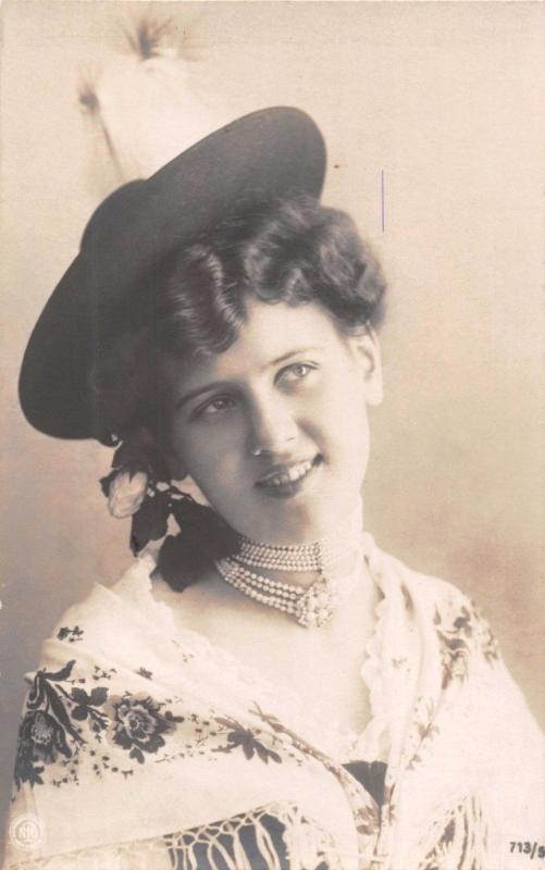 BEAUTIFUL STYLISH YOUNG WOMAN WEARING PEARLS & HAT REAL PHOTO POSTCARD 1910s