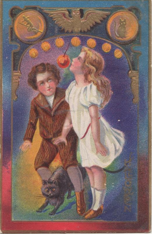 HALLOWEEN POST CARD OF A YOUNG COUPLE BOBBING UP FOR AN APPLE