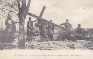 France Lourdes Station du Calvaire Simon le Cyreneen aide Jesus a porter sa C...