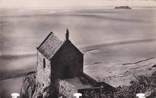 France Le Mont-Saint-Michel La Chapelle et i'lle Tombelaine a maree basse Rea...