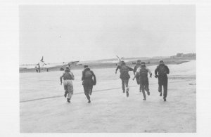 Battle Of Britain WW2 Plane Pilots Rush To Aircraft Military Postcard