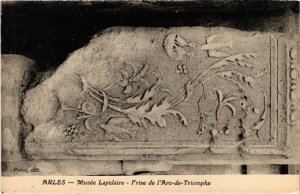 CPA ARLES Musee Lapidaire - Frise de l'Arc de Triomphe (1258582)