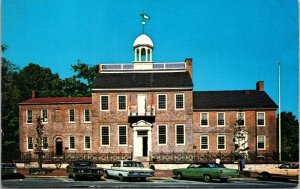 VINTAGE POSTCARD THE COURT HOUSE AT NEW CASTLE DELAWARE 1970s CLASSIC CARS