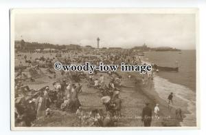 tq1631 - Norfolk - Crowded South Beach from the Jetty, Gt.Yarmouth - Postcard