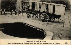 CPA L'ORAGE DU 15 JUIN a PARIS (8e) La Tapissiere, le Taximetre, trou (193111)