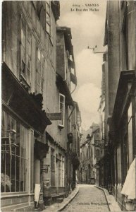 CPA VANNES-La Rue des Halles (27538)