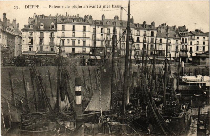 CPA DIEPPE Bateaux de peche arrivant a mer basse (415962)