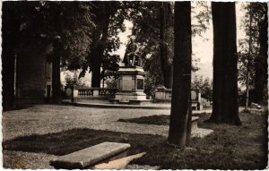 CPA Arbois La Promenade et le Monument Pasteur (1264961)