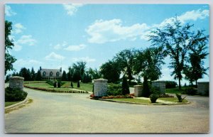 Kenosha Wisconsin~Petrifying Springs Club House Entrance View~Vintage Postcard