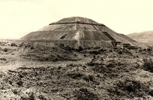 1930s TEOTIHUACAN AZTEC PYRAMID OF THE SUN MEXICO KODAK RPPC POSTCARD P1305