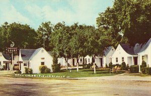 Crescent Court - Branson, Missouri - Vintage Postcard
