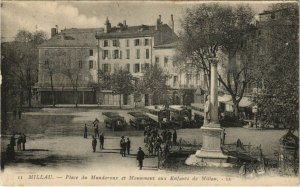 CPA MILLAU - Place du mandaroux et monument aux enfants de MILLAU (148068)