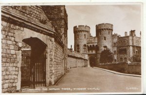 Berkshire Postcard - Old Gateway and The Norman Tower, Windsor Castle Ref TZ5978