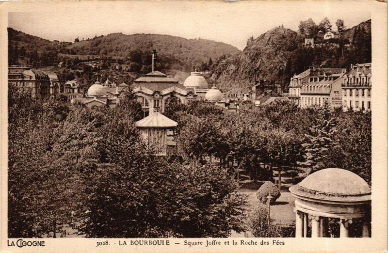 CPA La BOURBOULE Square Joffre et la Roche des Fées (720873)