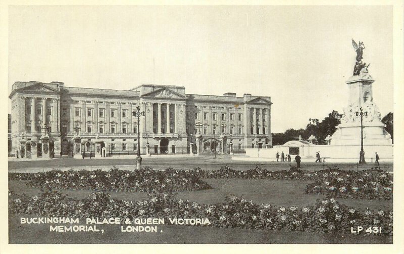 England London Queen Victoria Memorial and Buckingham Palace Post card