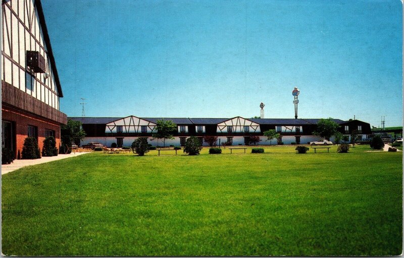 Colony Haus Motor Inn Williamsburg Iowa IA Postcard VTG UNP Dexter Old Car  