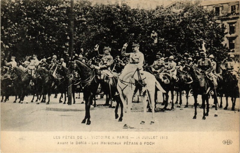 CPA MILITAIRE Avant le Défilé-Les Maréchaux Pétain & Foch (317449)