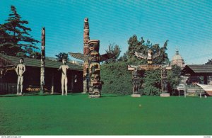 VICTORIA , B.C. , 50-60s ; Thunderbird Park Totem Poles