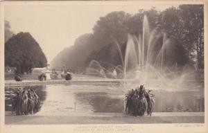 England Hampton Court Palace Fountain In East Garden