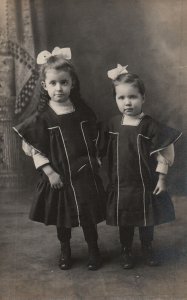 VINTAGE POSTCARD TWO SISTER SIBLINGS RPPC ON KRUXO REAL PHOTO c. 1910