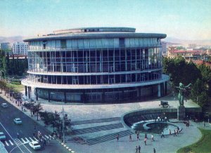 VINTAGE CONTINENTAL SIZE POSTCARD STREET SCENE ROTUNDA BUILDING FOUNTAINS