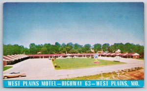 Roadside~West Plains Missouri~West Plains Motel~Vintage Postcard