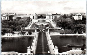 Postcard - The Palais de Chaillot and its Gardens - Paris, France