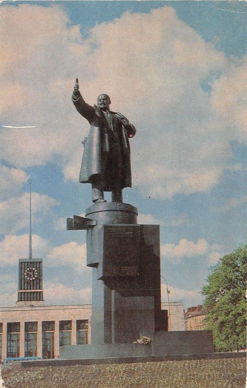 B29357 Leningrad Monument to Leninin front of The Finland Station  Russia