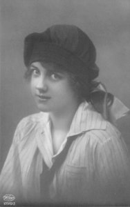 RPPC BEAUTIFUL WOMAN GLAMOUR REAL PHOTO POSTCARD WECO 10385/2 (c. 1910)