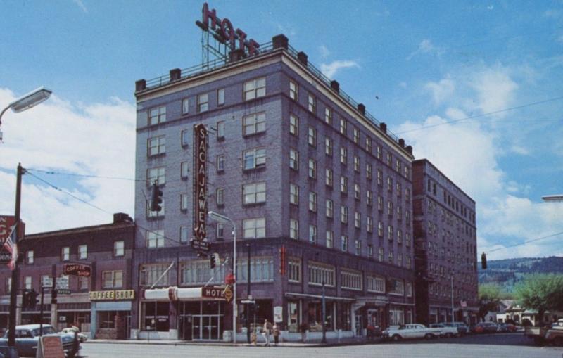 Sacajawe Inn Hotel~ La Grande Oregon Highway 30 Hotels ~ c1960s Postcard