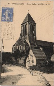 CPA OUISTREHAM La Rue du Port et l'Eglise (1229781)